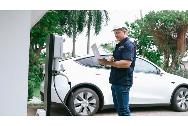 Elektromos autó töltő telepítése: ki végezze el a munkálatokat?